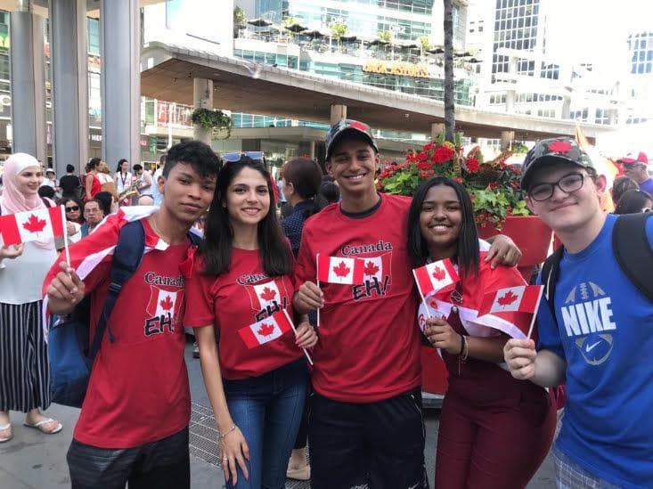 Eduardo Dallabella com estudantes durante intercâmbio no Canadá