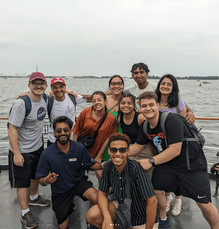 Eduardo Dallabella com estudantes em Toronto durante intercâmbio em 2023
